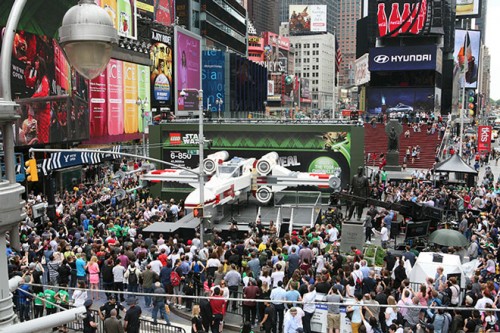 Times-Square-LEGO-X-Wing4