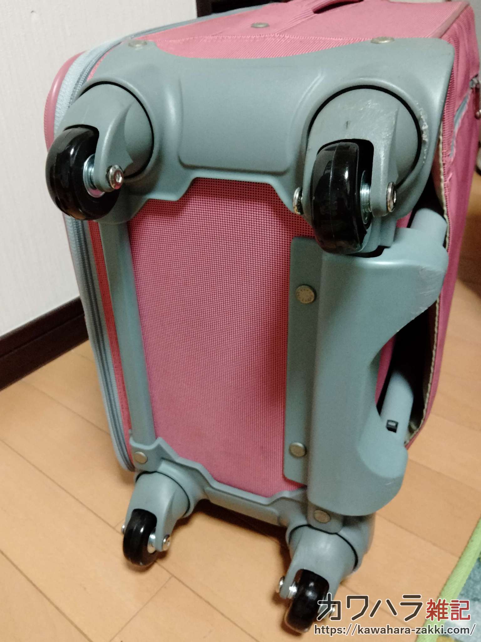 ぼろぼろになったスーツケースの車輪を修理する方法 | カワハラ雑記